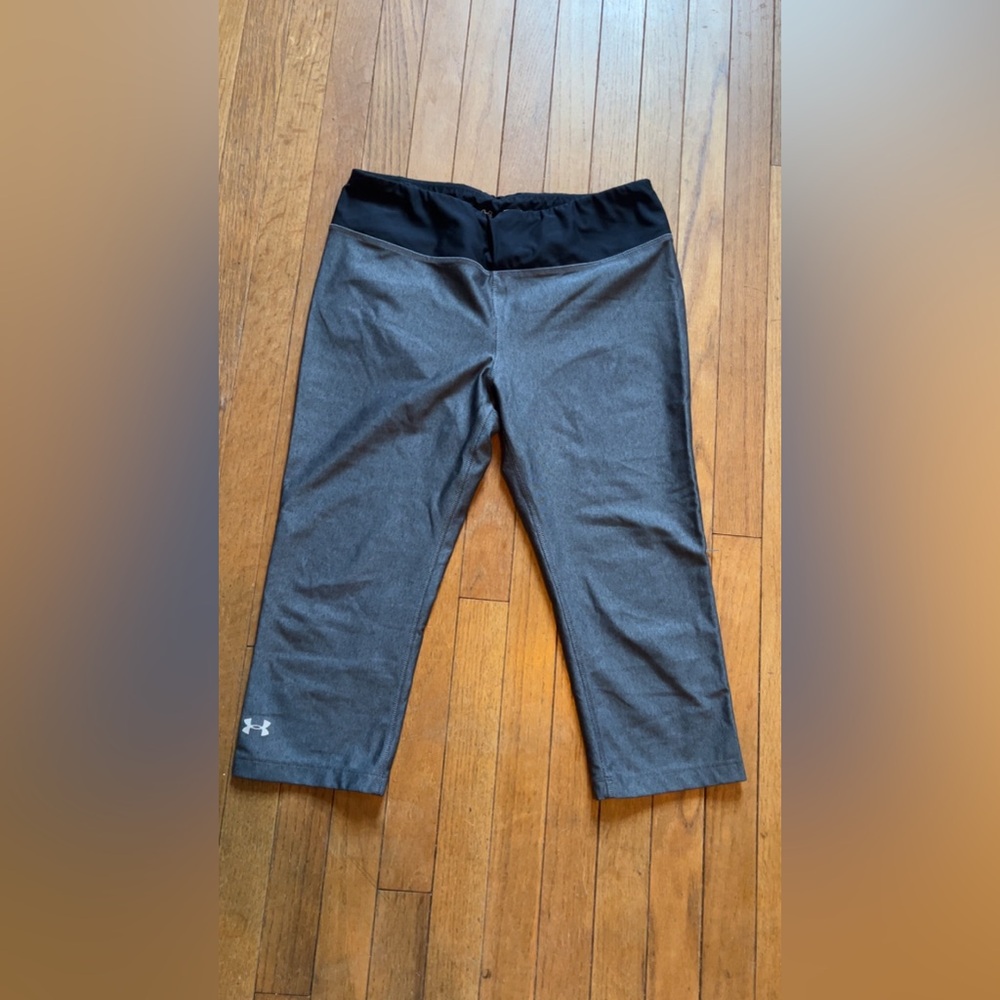 Under Armour Fitted Heat Gear Grey Capri Women’s Leggings Size Medium